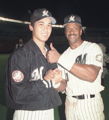 ９５年７月１９日、勝利投手の黒木（左）と笑顔のフランコ