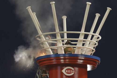 ＜レッズ・ジャイアンツ＞試合中に、右中間席にあるレッズの応援用の煙突形発火装置から出火。消防士が消火にあたる（ＡＰ）