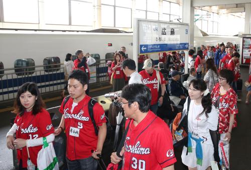 カープファン貸し切り新幹線で1300人来た 本拠赤く染める スポニチ Sponichi Annex 野球