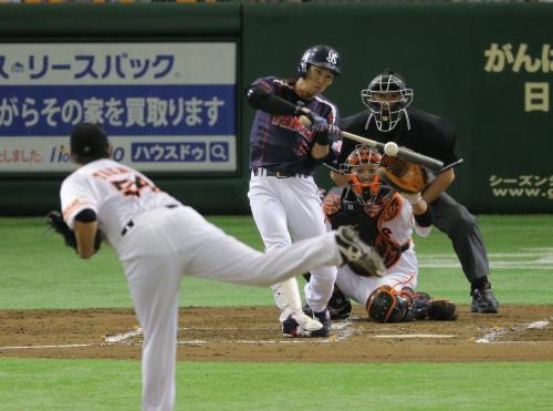 ＜巨・ヤ＞３回１死一、二塁、右前適時打を放つヤクルト・上田。投手は巨人・高木勇