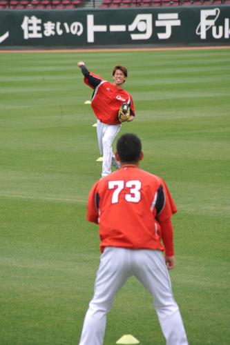 小林投手コーチと強めのキャッチボールを行う前田健