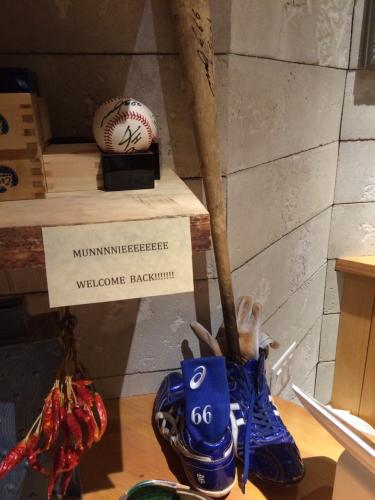 お店にはメジャー初本塁打を放ったバットのほか、スパイク、サインボールなどが飾られています