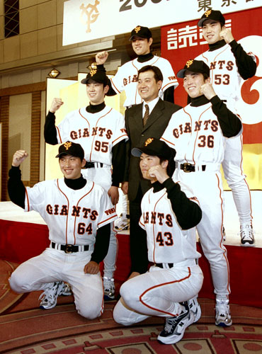 ０１年ドラフトで指名された巨人の新入団選手と原辰徳監督。（上段左から）林昌範、大須賀允、（中段左から）十川雄二、石川雅実、（下段左から）鴨志田貴司、真田裕貴
