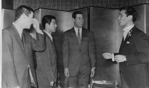 ６９年、中日・星野（右端）の結婚式に出席した（左から）山本、富田、田淵
