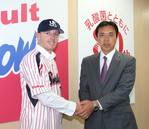 デニング（左）は小川シニアディレクターと入団会見で握手