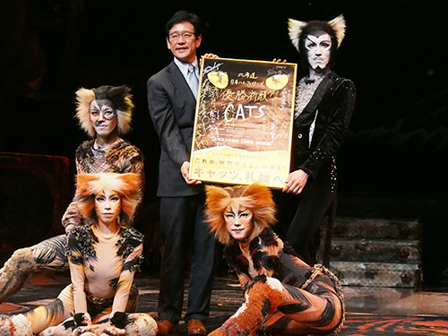 今年１月、札幌市内で劇団四季のミュージカル「キャッツ」を観劇した日本ハム・栗山監督