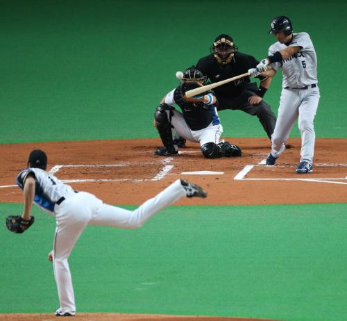 ＜日・中＞２回無死一塁、和田は右中間に適時二塁打を打つ。投手・大谷