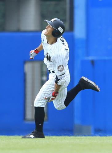 ５月３１日のＤｅＮＡ戦で３回１死三塁、荻野貴は右中間への適時二塁打を放つも左足をおさえて顔をしかめる