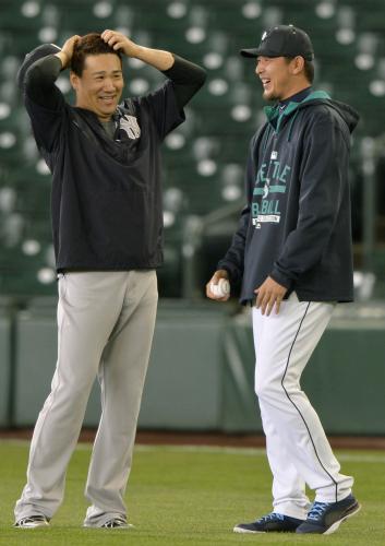 試合前、マリナーズ・岩隈（右）と談笑するヤンキース・田中