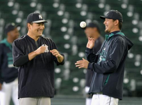 試合前、談笑するヤンキース・田中（左）とマリナーズ・岩隈