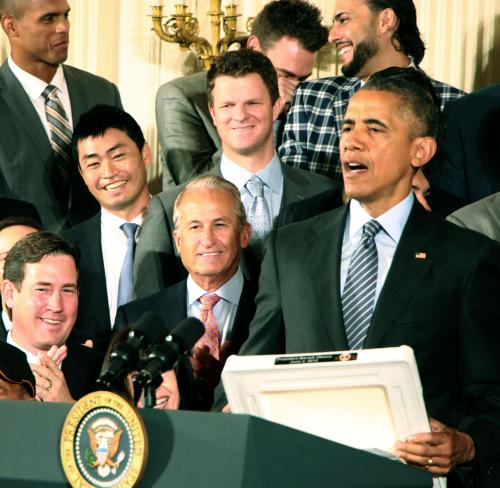ホワイトハウスに招かれた大リーグ、ジャイアンツの青木（中段左）ら