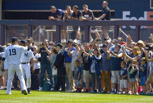 試合前、集まったファンに手を振るヤンキース・田中（背１９）