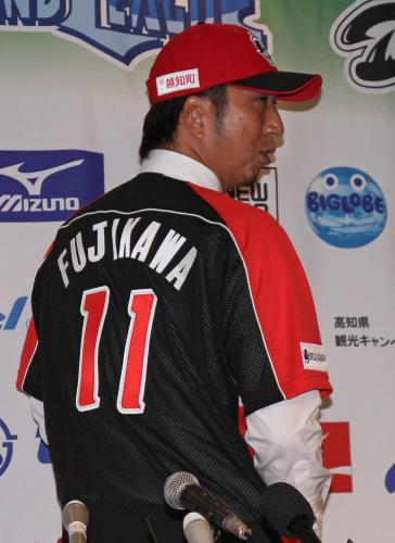 藤川は背番号１１のユニホームに袖を通す