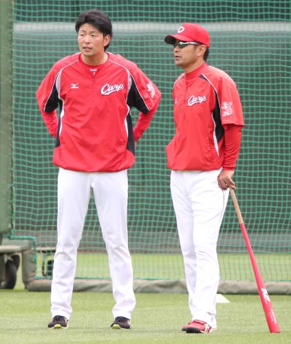６月７日、大瀬良は楽天戦試合前の練習中、緒方監督（右）と話し込む