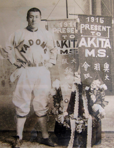 秋田野球部の部室に飾られている第１回大会出場時の写真