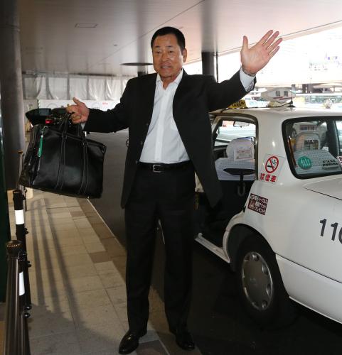 仙台に到着した中畑監督は元気にタクシーに乗り込む