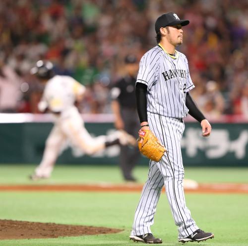 ＜ソ・神＞３回、１死一塁の場面で松田（左）に左越え２ランを打たれた阪神先発の岩田