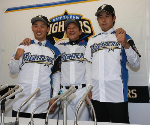 入団会見を行った（左から）矢野、栗山監督、須永