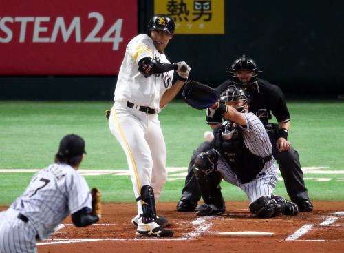 ＜ソ・神＞初回１死二塁、柳田は左手首に死球を受ける。投手・岩貞