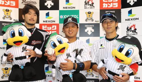 ＜ロ・巨＞左から勝利投手の石川、１号本塁打の記念球を手にする田村、２号ソロを放った鈴木