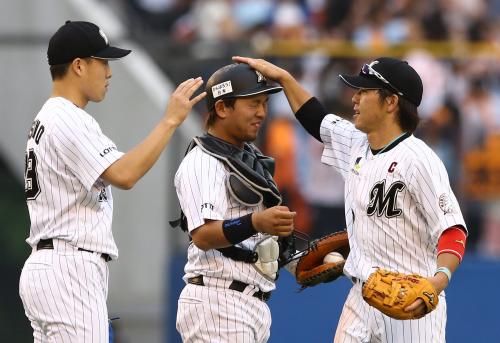 ＜ロ・巨＞巨人戦での勝ち越しを決めて、鈴木（右）はプロ初本塁打の田村のヘルメットを叩く