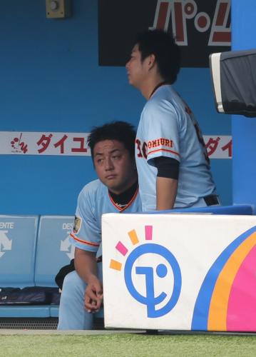 ＜ロ・巨＞サヨナラ負けを喫した沢村（左）と先発・高木勇はベンチでガックリ