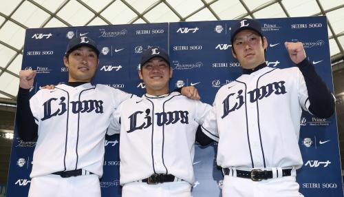＜西・ヤ３＞お立ち台でポーズを決める（左から）武隈、高橋朋、増田