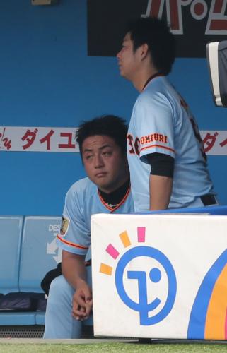 ＜ロ・巨＞サヨナラ負けでベンチに座り込む沢村（左）と勝ち星を逃した先発・高木勇