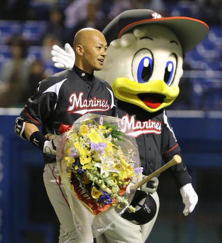 ＜ヤ・ロ＞６回、代打で登場し、２０００試合出場を達成した福浦は花束を贈られ笑顔を見せる