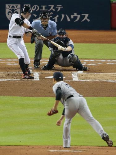 ヤンキース戦の１回、田中将大投手から右前打を放つマーリンズのイチロー外野手