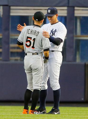 試合前に会話を交わすマーリンズのイチロー（左）とヤンキースのロドリゲス