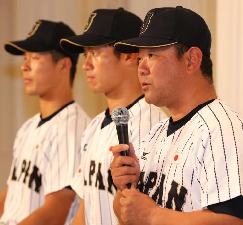 会見で質問に答える（右から）大学日本代表の善波監督、坂本、茂木