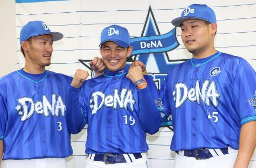 山崎康は梶谷（左）、筒香（右）とともにファン選出でオールスター出場を決め笑顔を見せる
