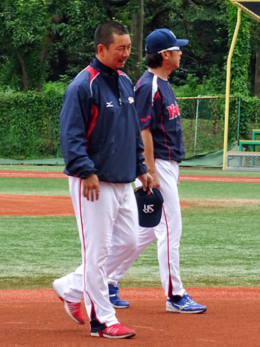 高津投手コーチと話しをするヤクルト・館山（左）
