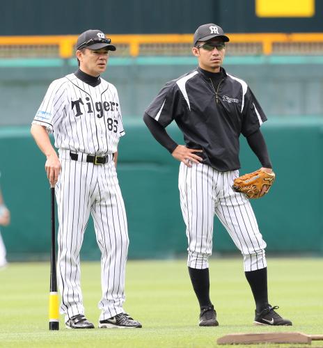 ２８日の試合前、和田監督（左）と話し込む鳥谷