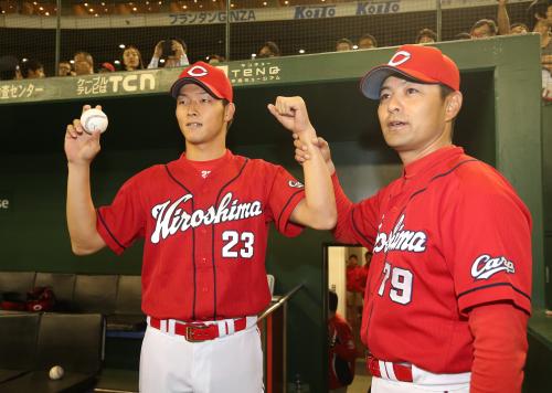 ＜巨・広＞プロ初勝利をあげた薮田（左）はウイニングボールを手に、緒方監督から祝福される