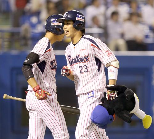 ＜ヤ・神＞５回、本塁打を放ち上田（左）に出迎えられる山田