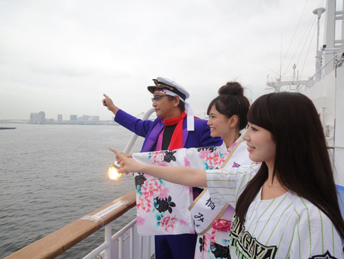 東京湾納涼船でチャス船長に見どころを説明する橘みづほ（中央）