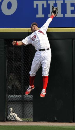 ホワイトソックスのアビサイル・ガルシア外野手はジャンプして打球を好捕する　（ＡＰ）