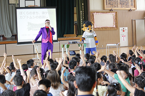 鎌ケ谷市内の小学校でカブトムシ授業をする「ＤＪチャス。」とカビー