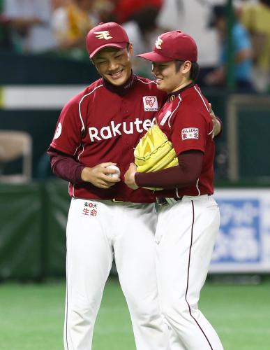 ＜ソ・楽＞５勝目を挙げた則本（左）は最後を締めた松井裕からウイニングボールを受け取り笑顔を見せる