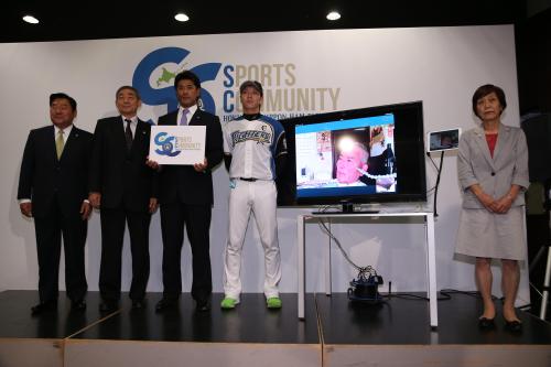 記者発表会見でポーズをとる（左から）竹田社長、柳理事長、稲葉ＳＣＯ、宮西、杉山代表