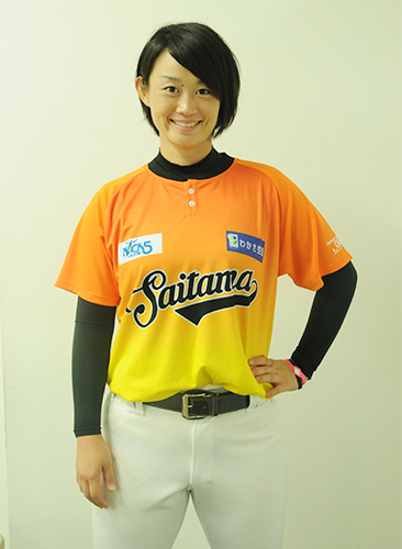 女子プロ野球後期開幕カードで着用する埼玉のユニホーム（モデルは熊崎愛選手）