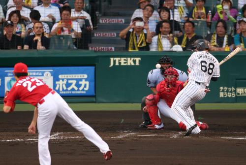 ＜神・広＞３回２死三塁、俊介は左肘付近に死球を受ける。投手・薮田