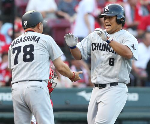 ＜広・中＞８回、勝ち越しのソロ本塁打を放ち、長嶋コーチ（左）に迎えられる平田