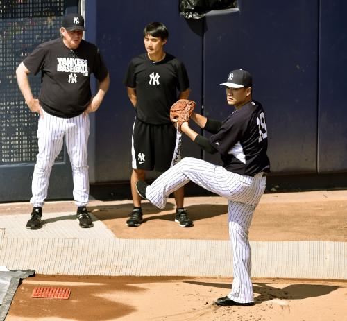 ロスチャイルド投手コーチ（左）が見守る中、ブルペンで投球練習を行うヤンキース・田中