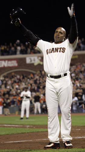 ２００７年８月、サンフランシスコで行われた試合で、大リーグ新記録の通算７５６本目の本塁打を放ち、観客の声援に応えるバリー・ボンズ
