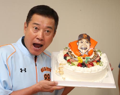 ＜神・巨＞５７歳の誕生日に、報道陣からケーキを贈られた原監督