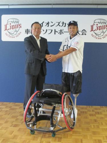 プロ野球初の球団主催車いすソフトボール大会を開催すると発表した西武。握手する西武・居郷社長（左）と日本代表・堀江