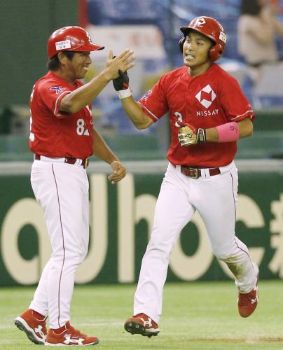 ＜西濃運輸・日本生命＞６回、満塁本塁打を放ち三塁コーチ（左）とタッチする日本生命の山本真